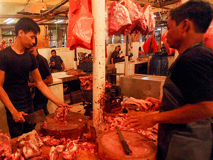 Pedagang daging sapi saat melayani pembeli di pasar kebayoran lama, Jakarta Selatan, Rabu (23/2/2022).