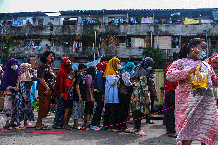 Warga antre untuk mendapat minyak goreng seharga 13.500 per liter yang dibatasi hanya boleh membeli sebanyak 2 liter di Palembang, Kamis (24/2/2022).
