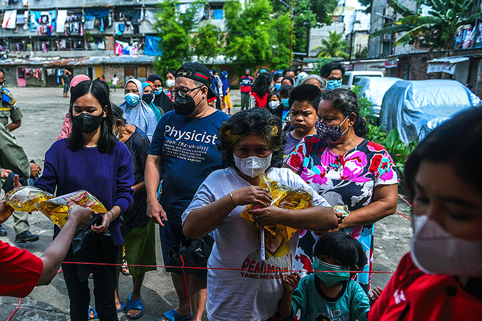 Warga antre untuk mendapat minyak goreng seharga 13.500 per liter yang dibatasi hanya boleh membeli sebanyak 2 liter di Palembang, Kamis (24/2/2022).