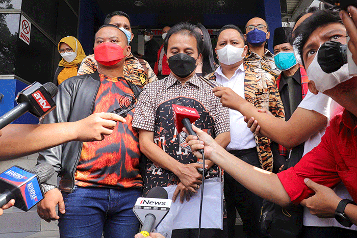 Mantan Menteri Pemuda dan Olahraga Roy Suryo memberikan keterangan usai mendatangi gedung SPKT di Polda Metro Jaya, Jakarta Selatan, Kamis (24/2/2022).