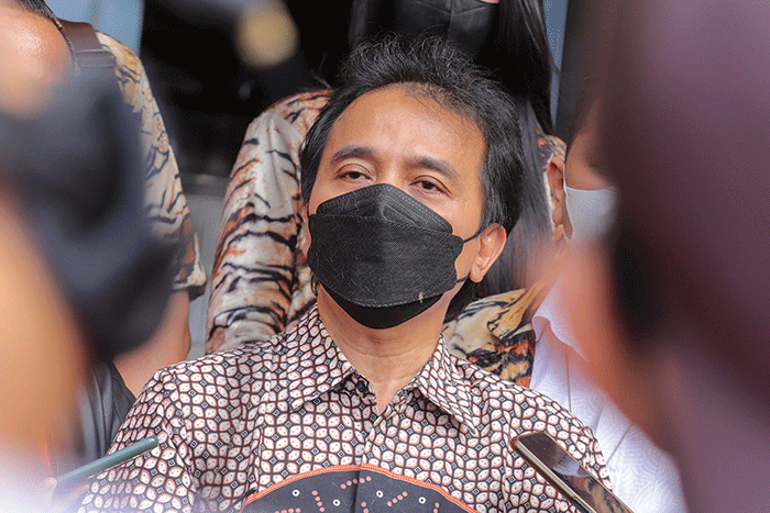 Mantan Menteri Pemuda dan Olahraga Roy Suryo memberikan keterangan usai mendatangi gedung SPKT di Polda Metro Jaya, Jakarta Selatan, Kamis (24/2/2022).