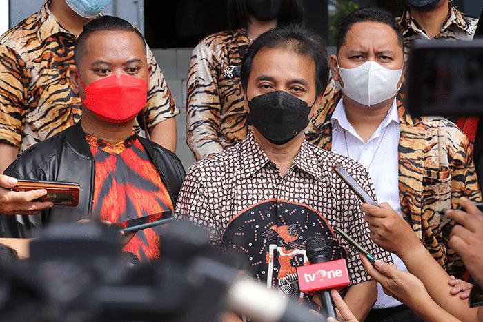 Mantan Menteri Pemuda dan Olahraga Roy Suryo memberikan keterangan usai mendatangi gedung SPKT di Polda Metro Jaya, Jakarta Selatan, Kamis (24/2/2022).