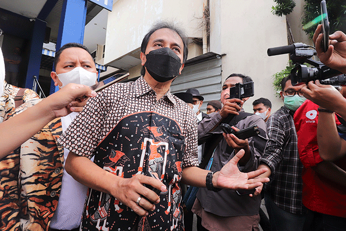 Mantan Menteri Pemuda dan Olahraga Roy Suryo memberikan keterangan usai mendatangi gedung SPKT di Polda Metro Jaya, Jakarta Selatan, Kamis (24/2/2022).