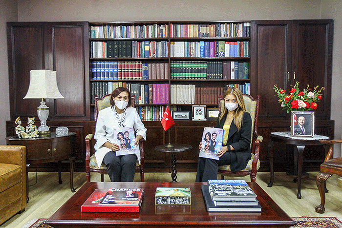 Managing Director Vision+ dan Executive Producer Vision Pictures, Clarissa Tanoesoedibjo berfoto dengan Dubes Turki untuk Indonesia, Prof. Dr. Aşkın Asan.