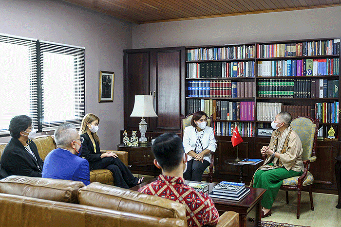 Managing Director Vision+ dan Executive Producer Vision Pictures, Clarissa Tanoesoedibjo berfoto dengan Dubes Turki untuk Indonesia, Prof. Dr. Aşkın Asan.