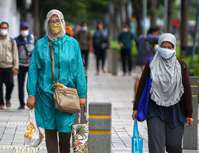 Aktivitas warga Jakarta saat jam pulang kerja di kawasan Dukun Atas, Jalan M.H Thamrin, Jakarta, Kamis (24/2/2022).