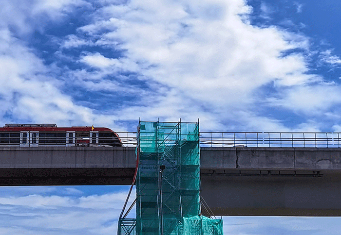 Uji beban LRT Jabodebek di Jembatan Lengkung Bentang Panjang Kuningan (Long Span Kuningan), Jakarta Selatan, Jumat (25/2/2022).
