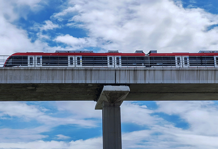 Uji beban LRT Jabodebek di Jembatan Lengkung Bentang Panjang Kuningan (Long Span Kuningan), Jakarta Selatan, Jumat (25/2/2022).