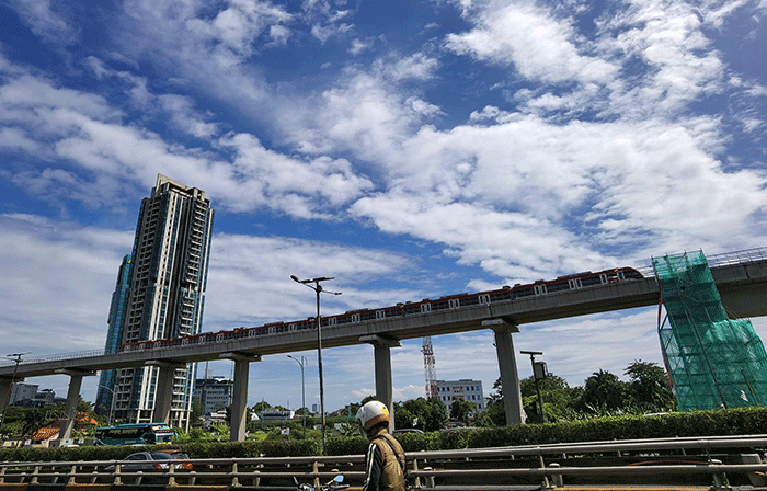 Uji beban LRT Jabodebek di Jembatan Lengkung Bentang Panjang Kuningan (Long Span Kuningan), Jakarta Selatan, Jumat (25/2/2022).