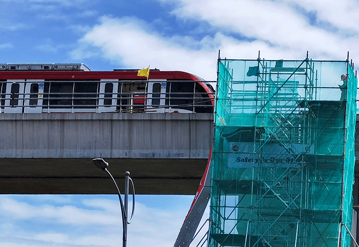 Uji beban LRT Jabodebek di Jembatan Lengkung Bentang Panjang Kuningan (Long Span Kuningan), Jakarta Selatan, Jumat (25/2/2022).