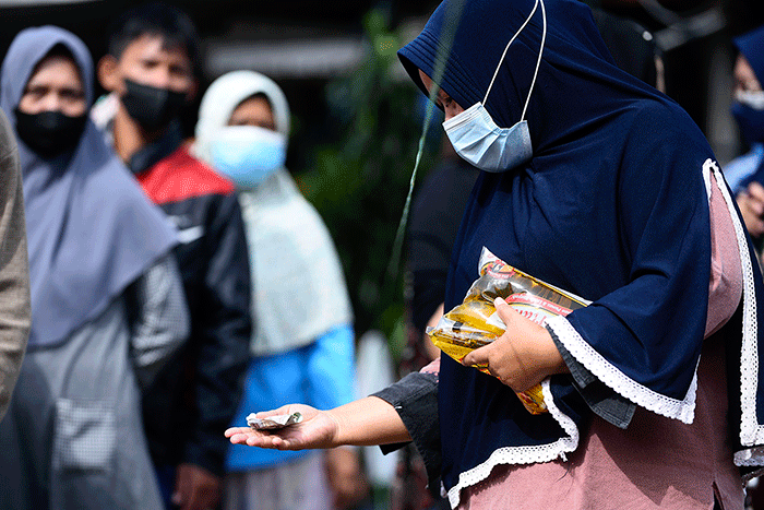 Sebanyak 5.000 liter minyak goreng disiapkan pada operasi pasar murah Dinas Perdagangan Kota Palembang, di Pasar Sekip Ujung Palembang, Jumat (25/2/2022).
