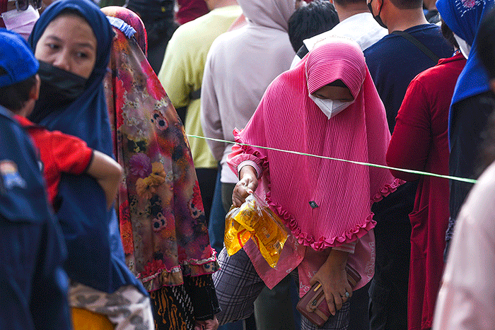 Sebanyak 5.000 liter minyak goreng disiapkan pada operasi pasar murah Dinas Perdagangan Kota Palembang, di Pasar Sekip Ujung Palembang, Jumat (25/2/2022).