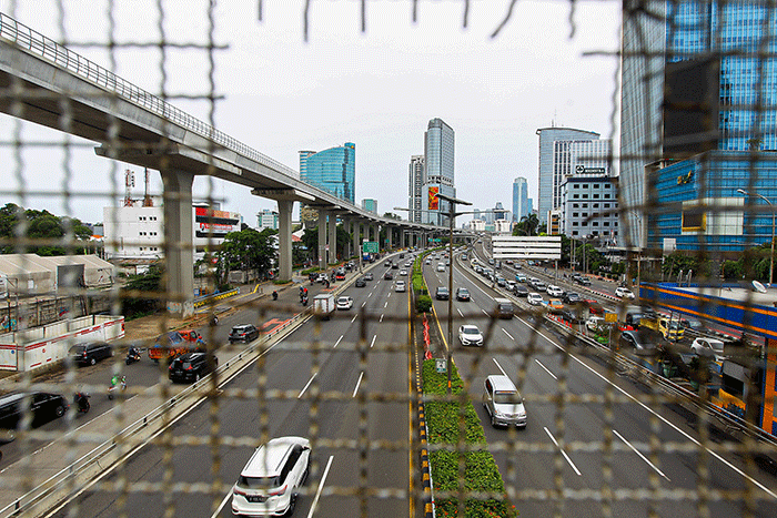 Sejumlah kendaraan melintas di tol dalam kota, Jakarta, Jumat (25/2/2022).