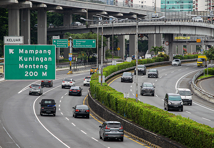 Sejumlah kendaraan melintas di tol dalam kota, Jakarta, Jumat (25/2/2022).