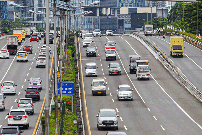 Sejumlah kendaraan melintas di tol dalam kota, Jakarta, Jumat (25/2/2022).
