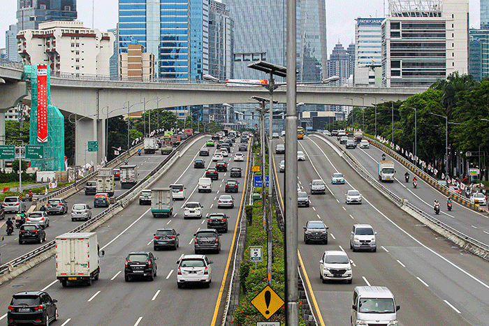 Sejumlah kendaraan melintas di tol dalam kota, Jakarta, Jumat (25/2/2022).