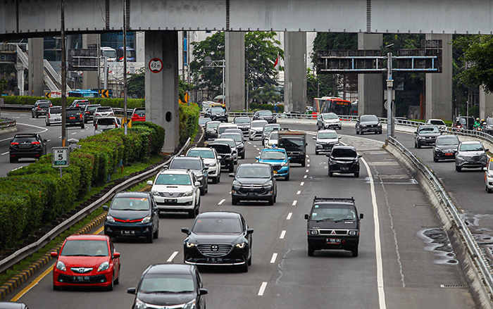 Sejumlah kendaraan melintas di tol dalam kota, Jakarta, Jumat (25/2/2022).