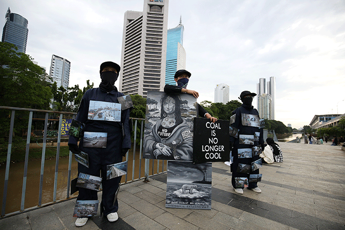 Sejumlah seniman melakukan aksi pameran street art di kawasan Dukuh Atas, Jakarta, Sabtu (26/2/2022).