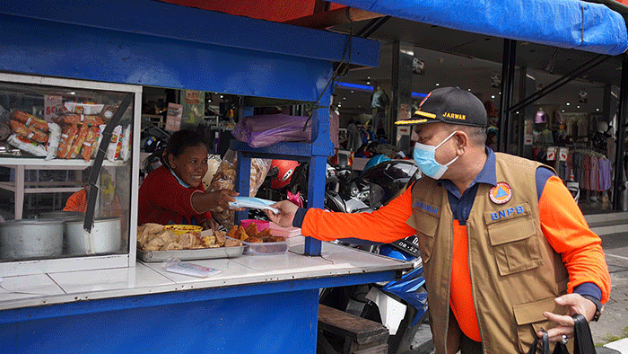 Badan Nasional Penanggulangan Bencana mendistribusikan bantuan masker sebanyak 225.000 lembar secara serentak pada beberapa titik wilayah di Kota Semarang.