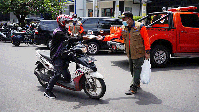 Badan Nasional Penanggulangan Bencana mendistribusikan bantuan masker sebanyak 225.000 lembar secara serentak pada beberapa titik wilayah di Kota Semarang.