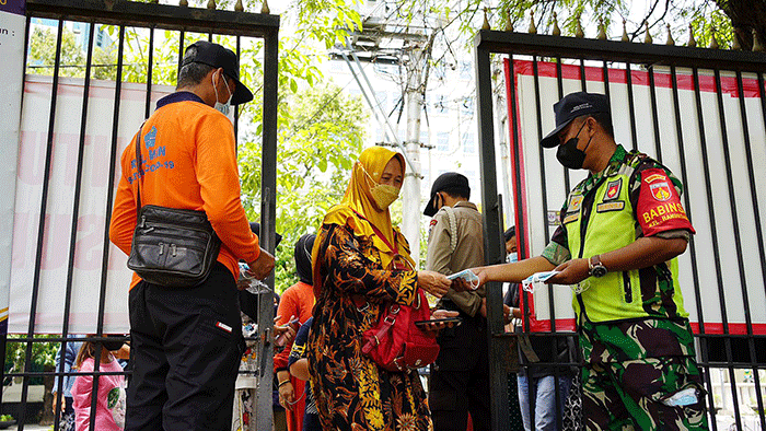 Badan Nasional Penanggulangan Bencana mendistribusikan bantuan masker sebanyak 225.000 lembar secara serentak pada beberapa titik wilayah di Kota Semarang.