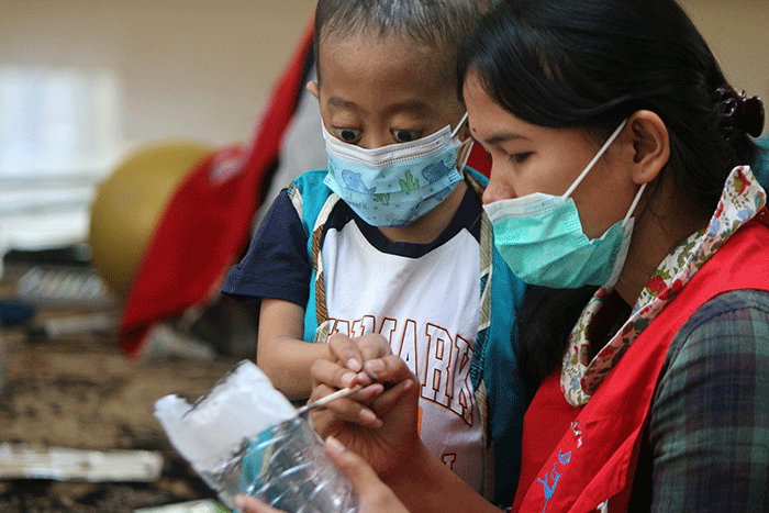 Anak-anak penderita kanker melakukan daur ulang botol plastik di Jakarta, Sabtu (26/2/2022).