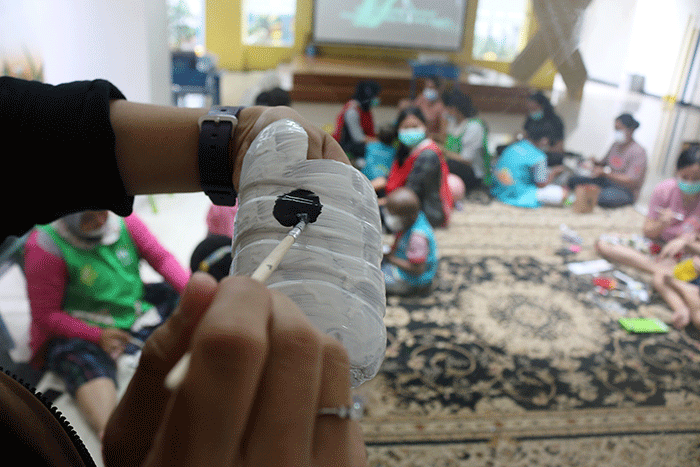 Anak-anak penderita kanker melakukan daur ulang botol plastik di Jakarta, Sabtu (26/2/2022).