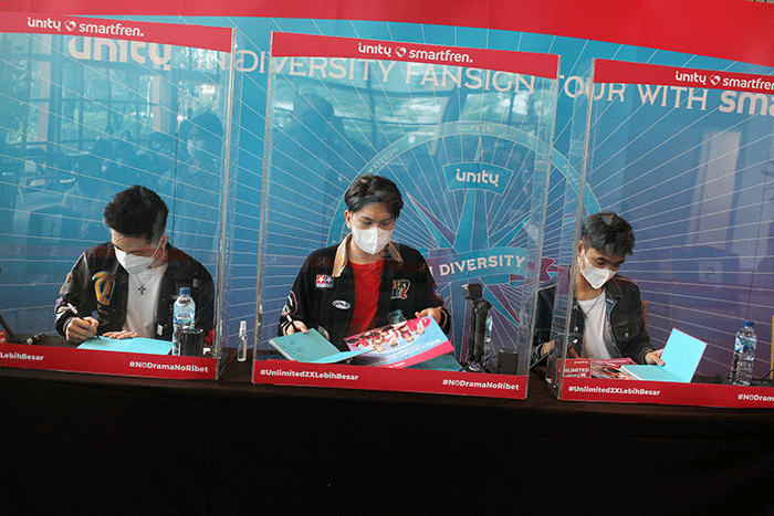 Smartfren mengajak UN1TY menyapa pelanggan setia dan YOUN1T di acara terbatas fansign roadshow UN1TY in Diversity di Jakarta, Jumat (25/2/2022).