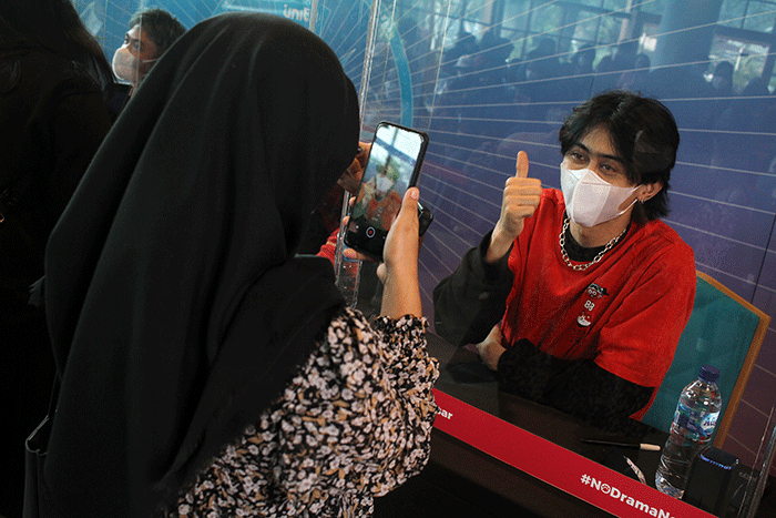Smartfren mengajak UN1TY menyapa pelanggan setia dan YOUN1T di acara terbatas fansign roadshow UN1TY in Diversity di Jakarta, Jumat (25/2/2022).