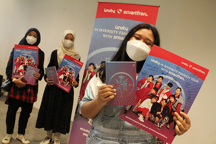 Smartfren mengajak UN1TY menyapa pelanggan setia dan YOUN1T di acara terbatas fansign roadshow UN1TY in Diversity di Jakarta, Jumat (25/2/2022).