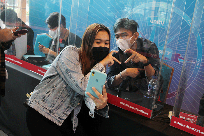 Smartfren mengajak UN1TY menyapa pelanggan setia dan YOUN1T di acara terbatas fansign roadshow UN1TY in Diversity di Jakarta, Jumat (25/2/2022).