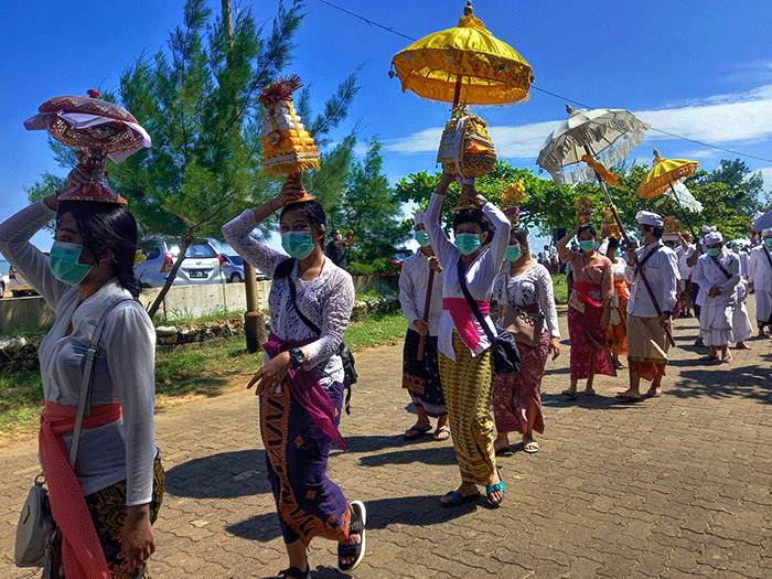 Umat Hindu dengan khidmat mengikuti Upacara Melasti di kawasan Pantai Marina, Kota Semarang, Jawa Tengah, Minggu (27/2/2022).