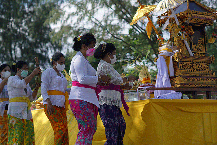 Umat Hindu dengan khidmat mengikuti Upacara Melasti di kawasan Pantai Marina, Kota Semarang, Jawa Tengah, Minggu (27/2/2022).