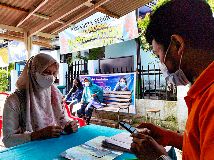 Warga saat mengambil Bantuan Pangan Non Tunai yang sekarang cair berupa uang tunai di Jakarta Selatan, Minggu (27/2/2022).