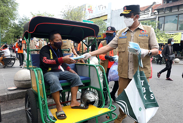 Kepala BNPB Letjen TNI Suharyanto yang turut hadir untuk langsung membagikan masker kepada masyarakat.