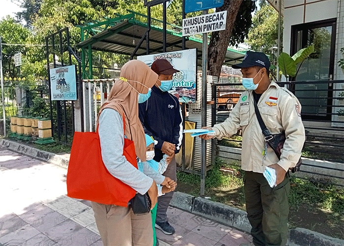Kepala BNPB Letjen TNI Suharyanto yang turut hadir untuk langsung membagikan masker kepada masyarakat.