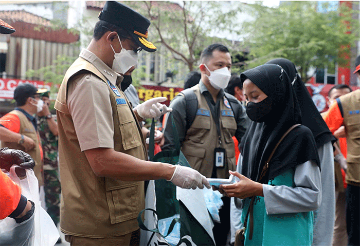 Kepala BNPB Letjen TNI Suharyanto yang turut hadir untuk langsung membagikan masker kepada masyarakat.