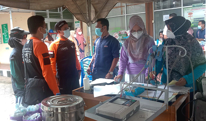Dompet Dhuafa Singgalang dan Disaster Management Center Dompet Dhuafa mendirikan Dapur Umum untuk penyintas gempa bumi Pasaman Barat di Kampung Tangah Kajai.