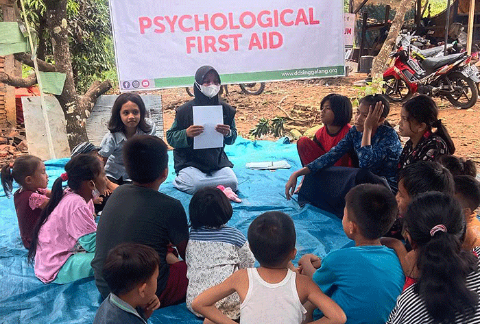 Dompet Dhuafa Singgalang dan Disaster Management Center Dompet Dhuafa mendirikan Dapur Umum untuk penyintas gempa bumi Pasaman Barat di Kampung Tangah Kajai.