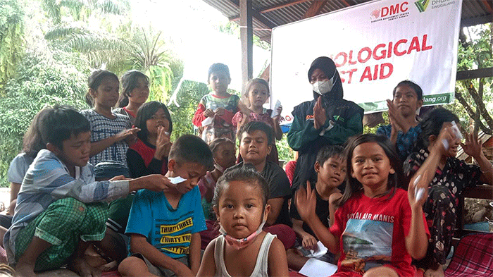 Dompet Dhuafa Singgalang dan Disaster Management Center Dompet Dhuafa mendirikan Dapur Umum untuk penyintas gempa bumi Pasaman Barat di Kampung Tangah Kajai.