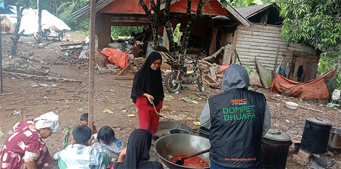 Dompet Dhuafa Singgalang dan Disaster Management Center Dompet Dhuafa mendirikan Dapur Umum untuk penyintas gempa bumi Pasaman Barat di Kampung Tangah Kajai.
