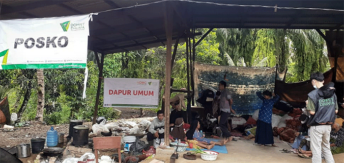 Dompet Dhuafa Singgalang dan Disaster Management Center Dompet Dhuafa mendirikan Dapur Umum untuk penyintas gempa bumi Pasaman Barat di Kampung Tangah Kajai.