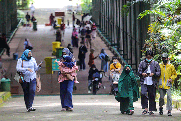 Pengunjung melihat gajah di Taman Marga Satwa Ragunan, Jakarta Selatan, Senin (28/2/2022).