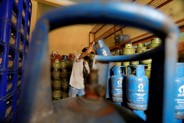 Pekerja menata tabung gas elpiji ukuran 12 Kg di sebuah pangkalan tabung gas di kawasan Jakarta Selatan, Senin (28/2/2022).