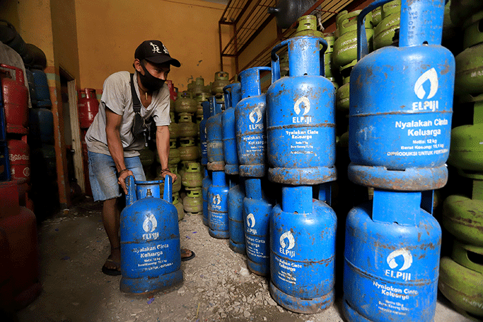 Pekerja menata tabung gas elpiji ukuran 12 Kg di sebuah pangkalan tabung gas di kawasan Jakarta Selatan, Senin (28/2/2022).