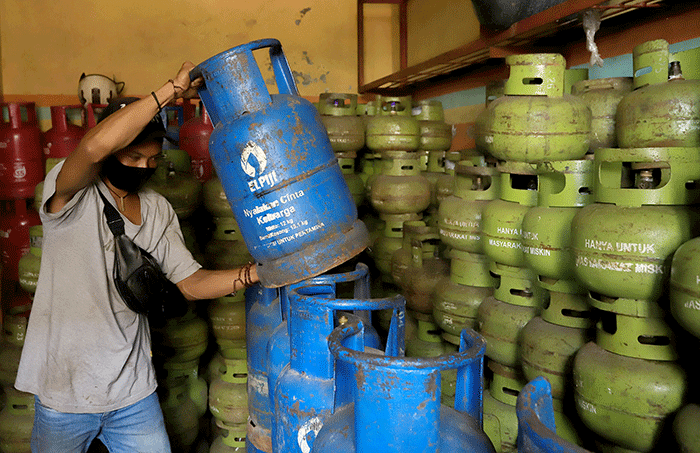 Pekerja menata tabung gas elpiji ukuran 12 Kg di sebuah pangkalan tabung gas di kawasan Jakarta Selatan, Senin (28/2/2022).