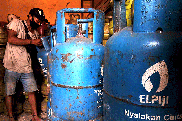 Pekerja menata tabung gas elpiji ukuran 12 Kg di sebuah pangkalan tabung gas di kawasan Jakarta Selatan, Senin (28/2/2022).