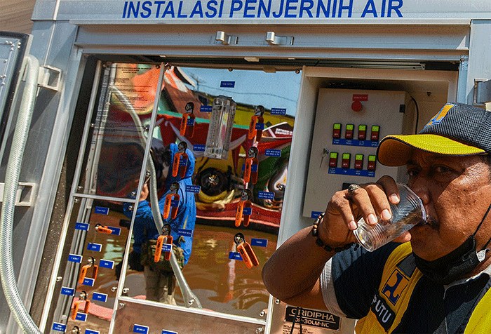 Mobil unit instalasi penjernih air Balai Prasarana Pemukiman Wilayah Sumatera Selatan Kementerian PUPR mensimulasikan proses penjerniaan air.