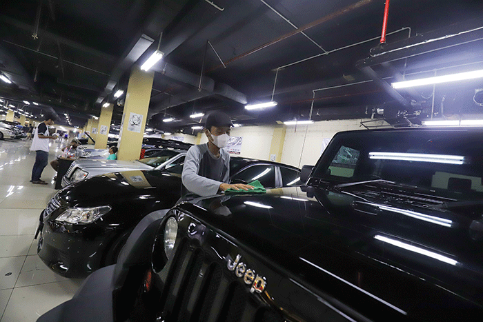 Pengunjung melihat mobil di bursa mobil bekas, Blok M, Jakarta Selatan, Senin (28/2/2022).