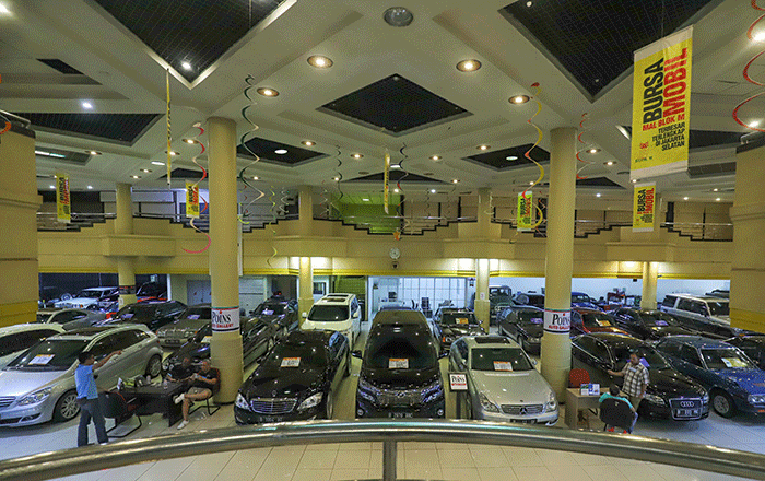 Pengunjung melihat mobil di bursa mobil bekas, Blok M, Jakarta Selatan, Senin (28/2/2022).